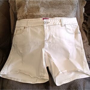 Torrid White distressed denim shorts w/dark stitching sz 20